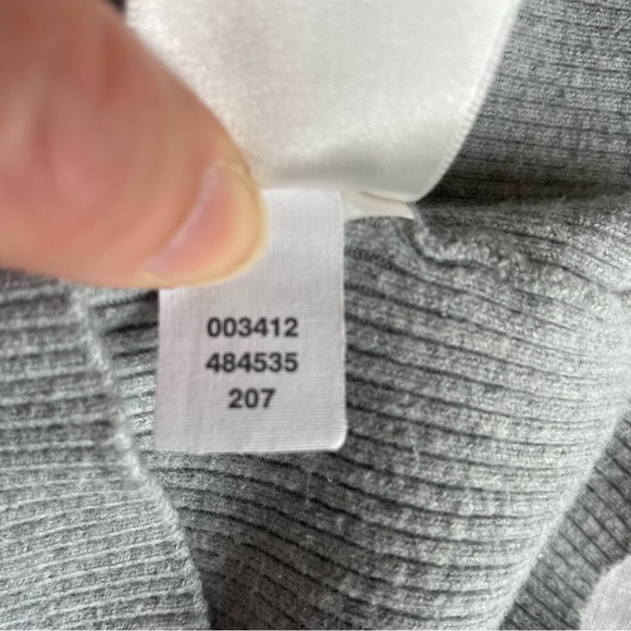 3/$30 | Old Navy Y2K Vintage Gray Fitted V Neck Tank - Picture 8 of 8